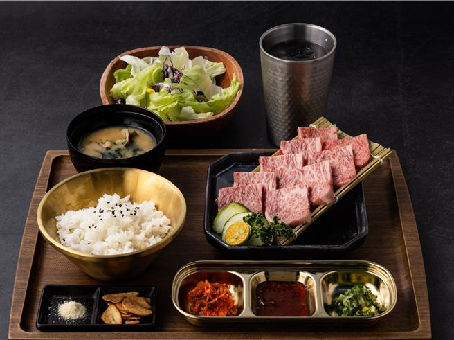 IKIGAI燒肉限時推出「和牛雙人餐」1468元，當中的「日本A5和牛套餐」採日本山形A5和牛。（全家國際餐飲提供／朱世凱台北傳真）