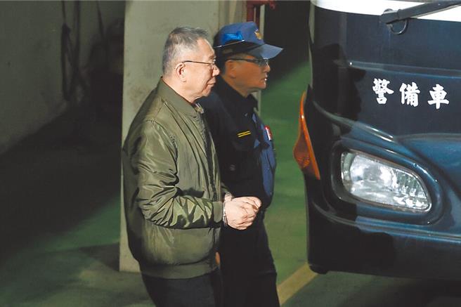 前民眾党主席柯文哲（左）再被羁押，3日凌晨移送台北看守所。（本报资料照片）