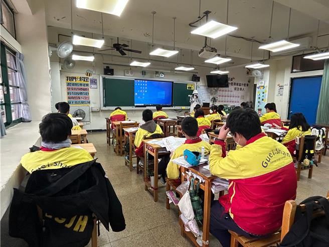 桃园市长张善政在去年11月1日宣布率先代理教师年资提叙，于去年8月开始实施，该政策共造福桃园市国中小及幼儿园约1255名代理教师。（桃园市教育局提供）