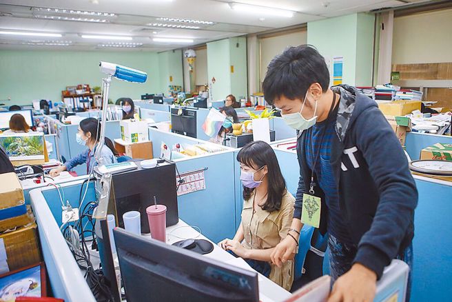 一位女子抱怨很多公司新人態度不積極、是大寶寶，引發熱議。（示意圖／資料照）