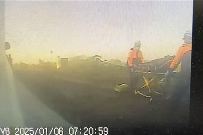 屏東一名曾姓男子清晨運動遭狗群攻擊，全身遍體鱗傷，消防局緊急救護。（屏東縣消防局提供／羅琦文屏東傳真）