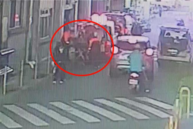 曾男遭狗群攻擊，緊急送醫。（民眾提供／羅琦文屏東傳真）