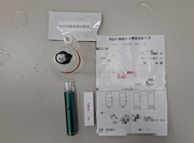 一名70岁余姓男子，骑乘普重机行车摇晃，形迹十分可疑，立即上前拦查，不料余男包内竟藏有毒品，当场人赃俱获。（图警方提供／简铭柱翻摄）