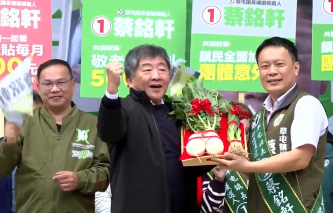 行政院政务委员陈时中（中）。（蔡铭轩提供／冯惠宜南投传真）
