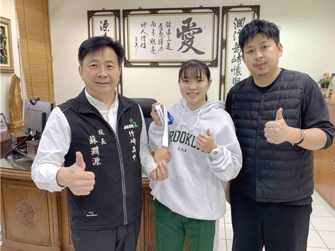 竹崎高中高二体育班学生萧安宇(中)在2024第10届亚太听障运动会羽球项目获混合团体赛铜牌，为竹高羽球队写下歷史性的一页，左为校长苏渊源，右为教练林宗翰。(竹崎高中提供／吕妍庭嘉义传真)