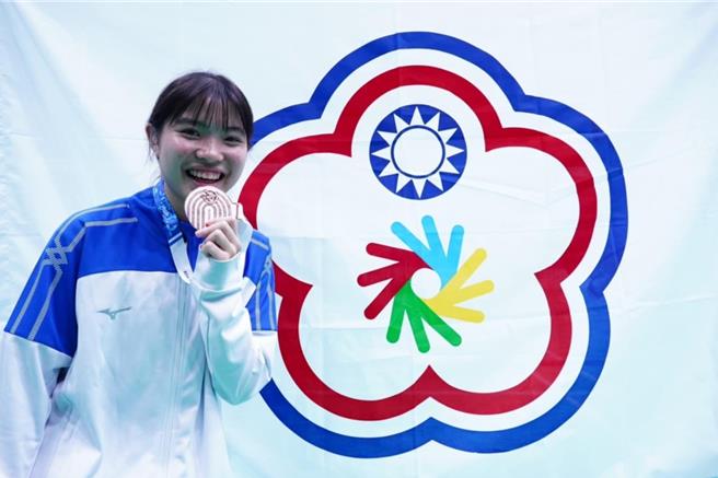 竹崎高中高二体育班学生萧安宇在2024第10届亚太听障运动会羽球项目获混合团体赛铜牌。(竹崎高中提供／吕妍庭嘉义传真)