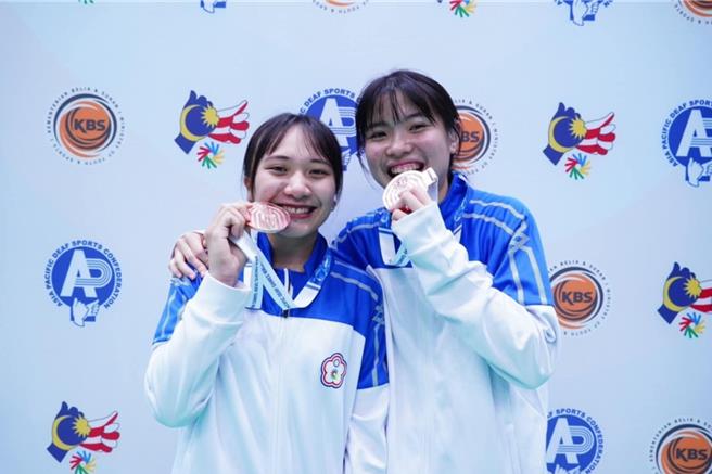 竹崎高中高二体育班学生萧安宇与学姐江巧羽搭檔，在2024第10届亚太听障运动会羽球项目获混合团体赛铜牌。(竹崎高中提供／吕妍庭嘉义传真)