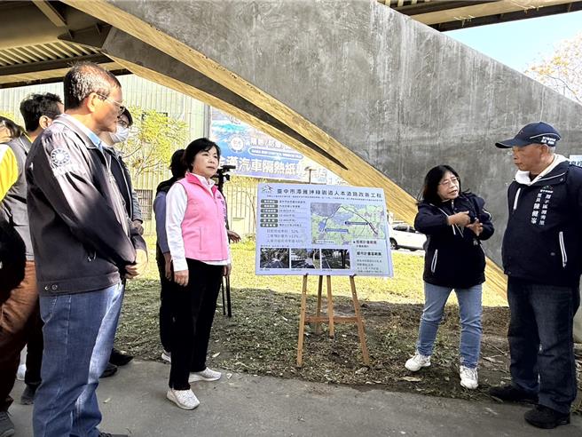 潭雅神绿园道自行车道，未来人车分道、增设3.8公里人行道，立委杨琼璎（中）说，专属的人行道让散步、跑步更加安心自在。（杨琼璎服务处提供／张妍溱台中传真）