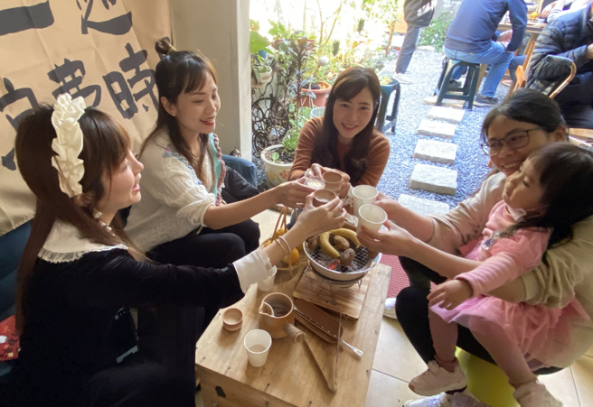 參與民眾舉杯喝罐罐茶，感謝龍年的收穫與成長，並展望蛇年平安順心。(移民署嘉義市服務站提供)