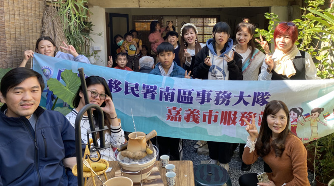 參與民眾合影。(移民署嘉義市服務站提供)