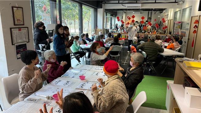 新北市社区心理卫生中心自今（6）日起，将陆续举办「书春语，心安寧」活动，邀请书法老师到场带领民眾一起挥毫，林口心卫中心为第一棒。（新北市卫生局提供）