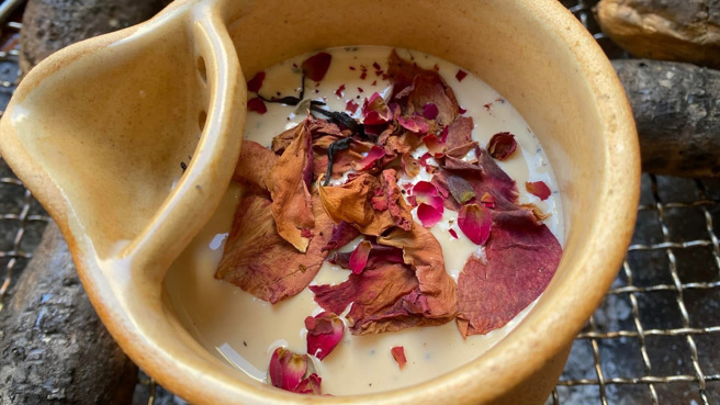 以茶葉、砂糖、玫瑰花瓣及牛奶製成的罐罐茶成品。(移民署嘉義市服務站提供)