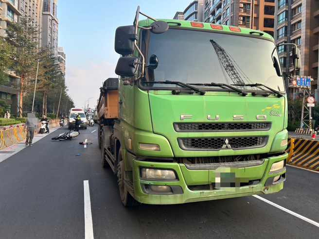 砂石车与机车擦撞，导致80岁老翁重创昏迷送医。（翻摄画面）