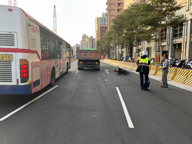 砂石车与机车擦撞，导致80岁老翁重创昏迷送医。（翻摄画面）