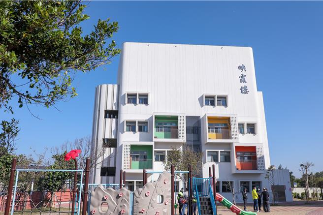 斥資1億6千多萬元、第二期新建校舍「映霞樓」，甫榮獲「2022國家卓越建設獎-公共建設類-金質獎」，打造美感校園必踩點。（張妍溱攝）