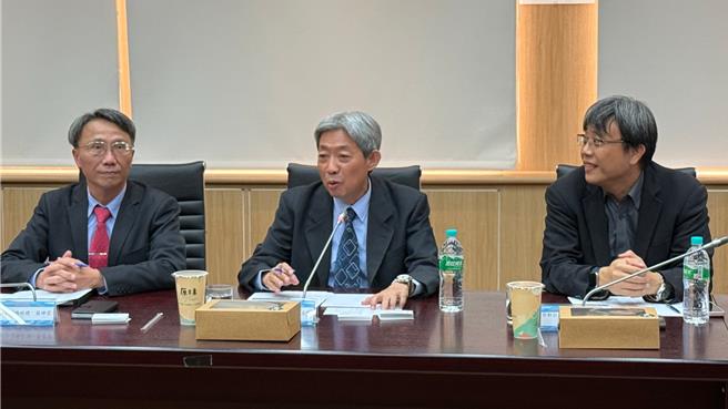 台船今天先後在台北、高雄兩地舉行媒體見面會，台船董事長黃正弘（中）與台船總經理蔡坤宗（左）、副總周志明（右）等人與會。。（柯宗緯攝）