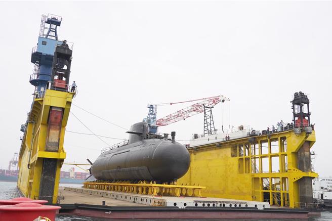 圖為2024年初潛艦國造原型艦海鯤軍艦浮船作業。（資料照/台船提供）