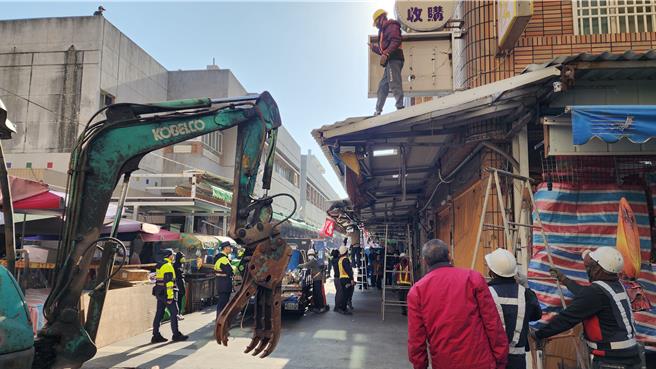 澎湖北辰市场西侧商家违法遮雨遮6日下午开拆，县府清道专案小组动员66名警力戒护，但因准备不周，整个下午只拆完1户。（许逸民摄）