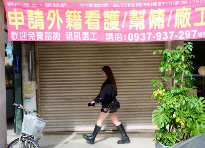 新北市就业服务商业公会理事长张宏昌指出，由于外籍家护工低薪「他们也认为每月休4天很花钱」，因此部分看护会协商1月休1或2月休1。(本报资料照片)