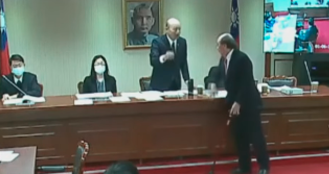 在今（6）日朝野进行协商时，柯建铭（右一）因不满韩国瑜（右二）的决定，对韩拍桌、拍倒韩的麦克风。（图 / 撷取自中天YT）