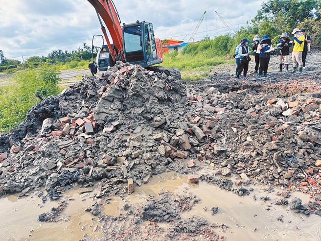 去年8月间传出，2名许姓男子及1名施姓男子涉嫌在台南承租6笔鱼塭土地非法经营土资场。图为专案小组运用挖土机等机具在鱼塭现场开挖及搜证。（读者提供）