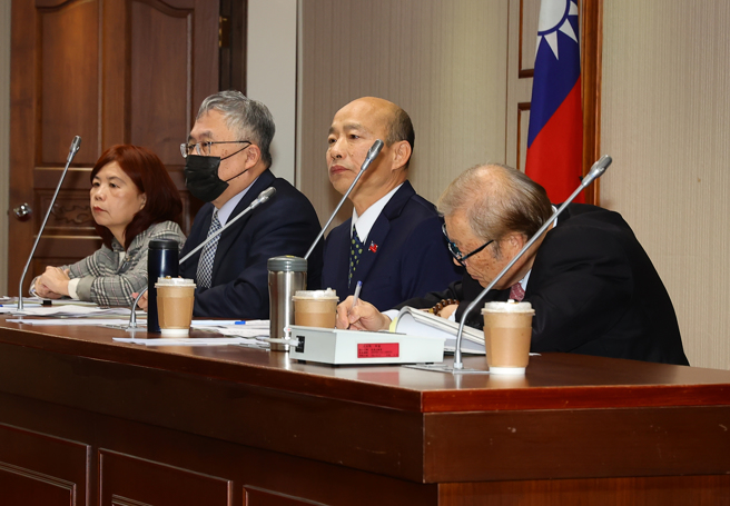 图为立法院长韩国瑜（右二）朝野党团协商。（资料照／刘宗龙摄）