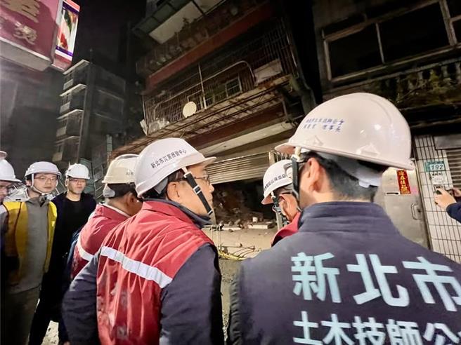 新北市长侯友宜在脸书贴文表示，市府决定连夜拆除有倒塌疑虑的建物，以确保市民安全无虞为优先，市府会守护民眾权益，追究业者责任。（摘自侯友宜脸书）