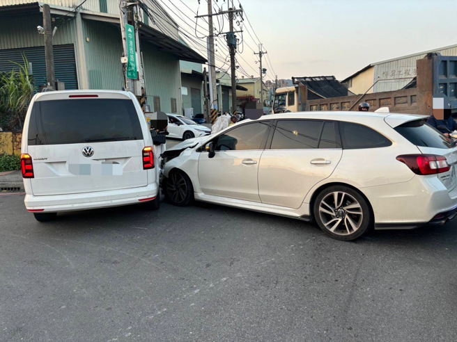 新北市泰山區中港西路與楓江路46巷交叉口，6日下午發生一起交通事故。（圖警方提供／簡銘柱翻攝）