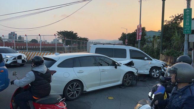 新北市泰山區中港西路與楓江路46巷交叉口，6日下午發生一起交通事故。（圖警方提供／簡銘柱翻攝）