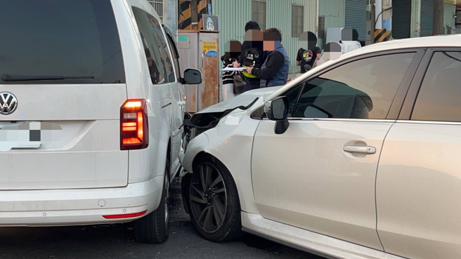 新北市泰山區中港西路與楓江路46巷交叉口，6日下午發生一起交通事故。（圖警方提供／簡銘柱翻攝）