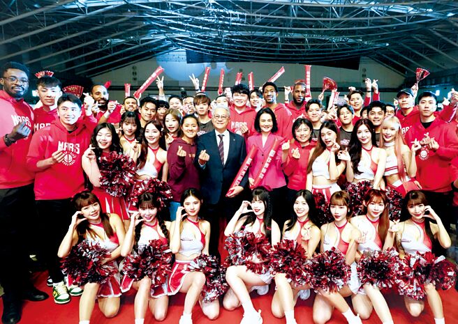 台新金控「2025旺年會」4日登場，董事長吳東亮（中左）與夫人彭雪芬（中右）一同出席，感謝全體員工一整年的辛勤付出，期許新的一年再創佳績。  圖／台新金控提供