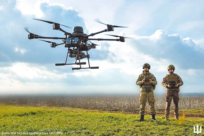 台湾TRC公司遭指协助俄罗斯设计滑翔炸弹（glide bombs）改装套件，使其具备更长射程与精准度，对乌克兰造成打击；图为乌克兰战士操作自制无人机进行侦查及远距攻击。（摘自乌克兰总统泽伦斯基社群媒体X）