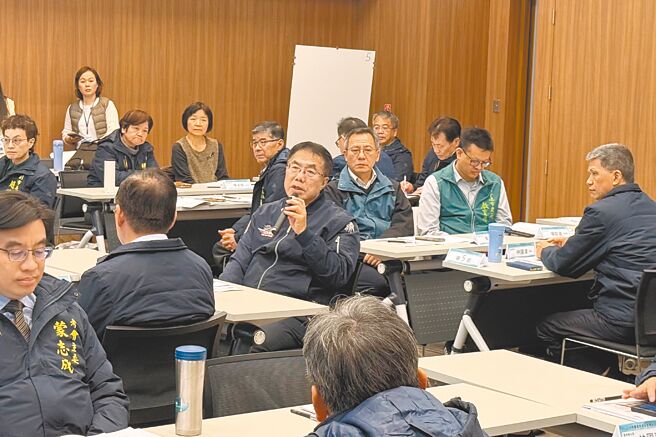 台南市政府5日办理「ISO 14064-1温室气体内部查证员」证照班，市长黄伟哲（中）率局处首长参与，以行动宣示市府投入全面碳盘查的决心。（台南市政府提供）