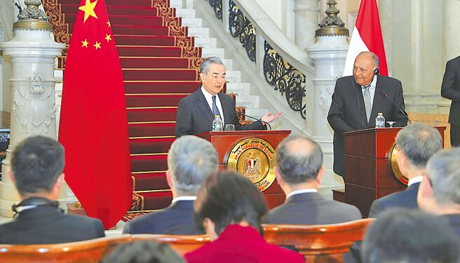 大陆外交部长王毅5日至11日应邀访问纳米比亚、刚果、查德、奈及利亚。图为2024年1月14日，王毅在开罗与埃及外长苏克里共同会见记者。（新华社）