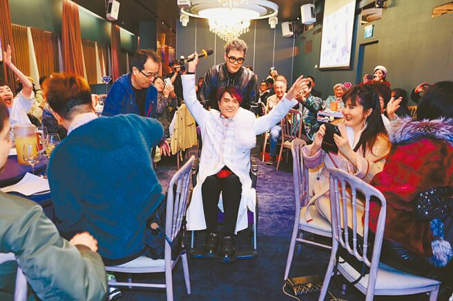 林冲（中）5日一身帅气西装，开心出席92岁生日演唱会。（陈俊吉摄）