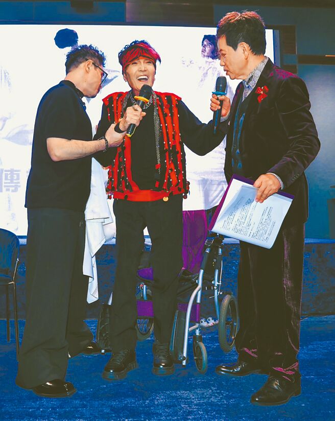 林冲（中）5日开唱，他扶着陈凯伦（右）肩膀，奋力从轮椅上站起来。（陈俊吉摄）