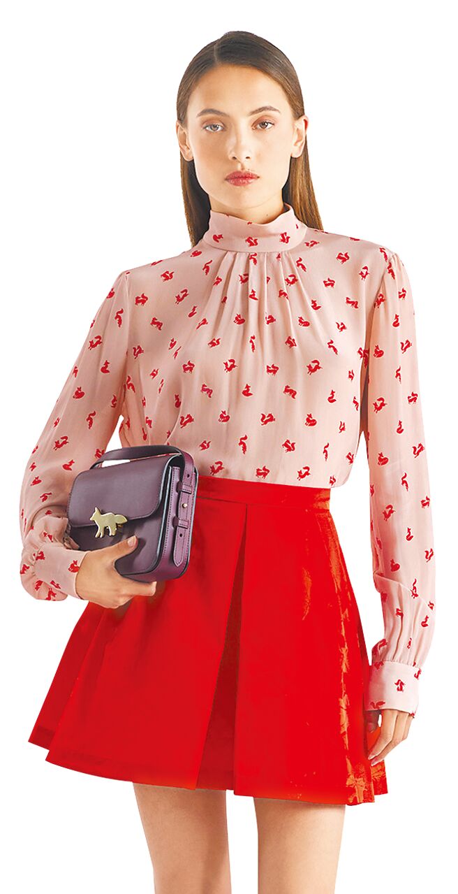 SOGO忠孝馆MAISON KITSUNE番茄红落叶印花短裙，1万2000元。（SOGO提供）