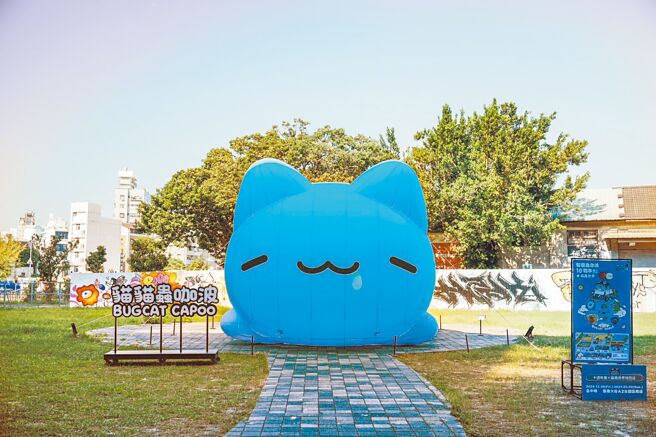 「猫猫虫咖波10周年快闪店」台中站户外的超大咖波充气气球装置。（猫猫虫咖波提供）