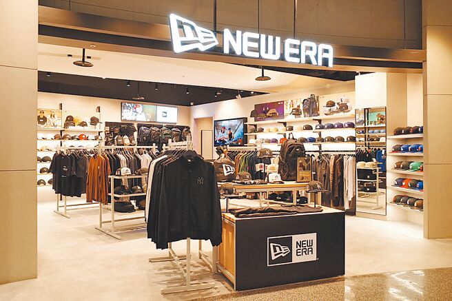 潮流品牌NEW ERA京站门市（见图）即起于台北京站广场B2改装重新开幕并推优惠活动，单笔消费满2800元送NEW ERA 59FIFTY 70周年小帽摆饰，单笔消费满3800元送NEW ERA 59FIFTY圆形贴纸造型地垫。（NEW ERA提供）