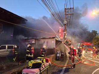 新北樹林機車行清晨大火！黑煙烈焰「狂燒百坪」驚悚畫面曝