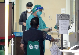 风暴要来了？医院下令「急诊室上班得戴N95口罩」 医护崩溃