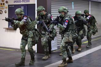 陸軍中尉摸女下士手喊「吃早餐了沒」慘記過！他提告平反遭打臉