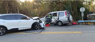 金門金湖鎮2轎車路口擦撞 「1人困車內」警消急救援