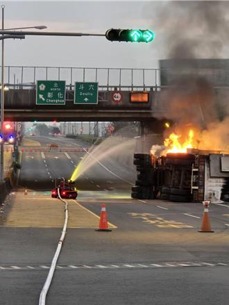 國內首起鋰電池儲能櫃起火    無法用水滅僅能「等它燒盡」