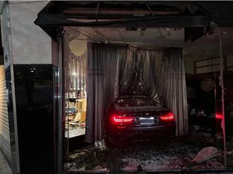 宜蘭BMW少年酒駕闖紅燈撞進婚紗店　現場滿目瘡痍人落跑