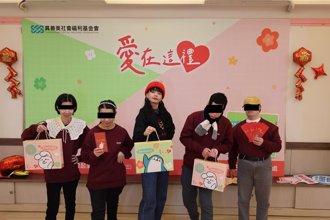 藝人郭源元教憨兒穿搭新年服飾 推廣年節禮盒做公益