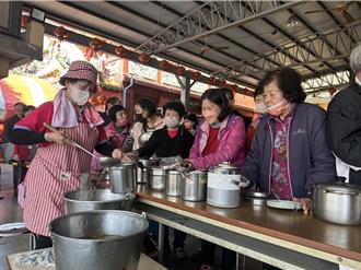 台中豐原樂天宮發1700斤平安麵、粥 上千信眾排隊同歡