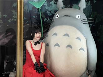 Lulu穿細肩紅洋裝化身「小魔女」 揭吉卜力工作室誕生祕密