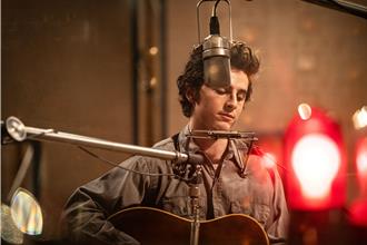 甜茶金球獎狂放閃「激吻凱莉珍娜」 新片與最美女飛官深情合唱