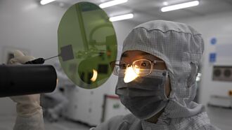 工商社論》美對陸系成熟製程開刀 傷敵八百恐自損一千